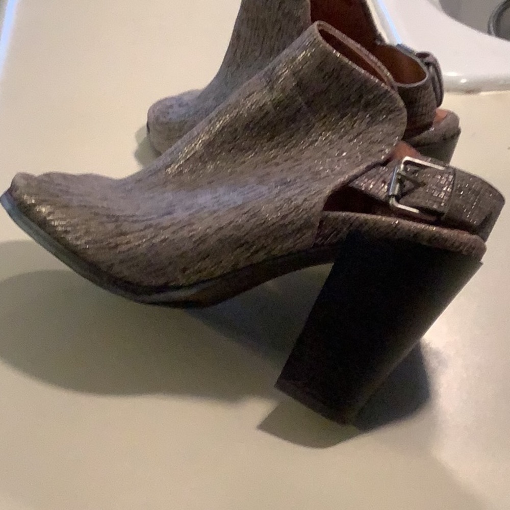 Kenneth Cole gentle soul silver gray sandals